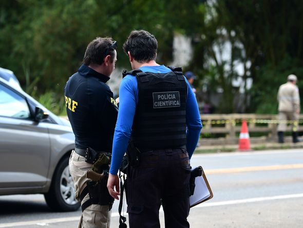 Homem morre após caminhão cair em rio na BR 101, em Fundão. Gilberto Alves tinha 30 anos e trabalhava como motorista de caminhão de uma rede de supermercados. por Fernando Madeira