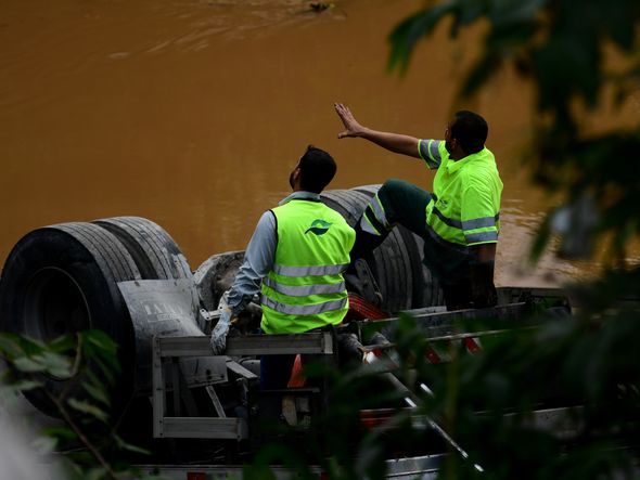 Homem morre após caminhão cair em rio na BR 101, em Fundão. Gilberto Alves tinha 30 anos e trabalhava como motorista de caminhão de uma rede de supermercados. por Fernando Madeira