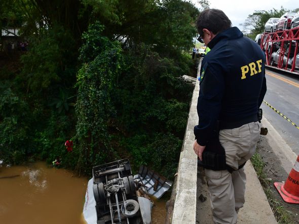Homem morre após caminhão cair em rio na BR 101, em Fundão. Gilberto Alves tinha 30 anos e trabalhava como motorista de caminhão de uma rede de supermercados. por Fernando Madeira