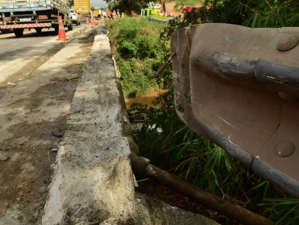 Homem morre após caminhão cair em rio na BR 101, em Fundão. Gilberto Alves tinha 30 anos e trabalhava como motorista de caminhão de uma rede de supermercados. por Fernando Madeira
