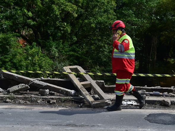 Homem morre após caminhão cair em rio na BR 101, em Fundão. Gilberto Alves tinha 30 anos e trabalhava como motorista de caminhão de uma rede de supermercados. por Fernando Madeira