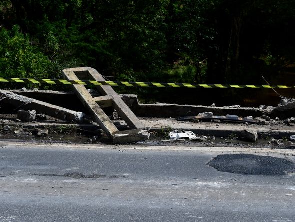 Homem morre após caminhão cair em rio na BR 101, em Fundão. Gilberto Alves tinha 30 anos e trabalhava como motorista de caminhão de uma rede de supermercados. por Fernando Madeira