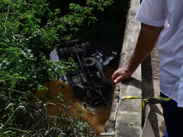 Homem morre após caminhão cair em rio na BR 101, em Fundão. Gilberto Alves tinha 30 anos e trabalhava como motorista de caminhão de uma rede de supermercados. por Fernando Madeira