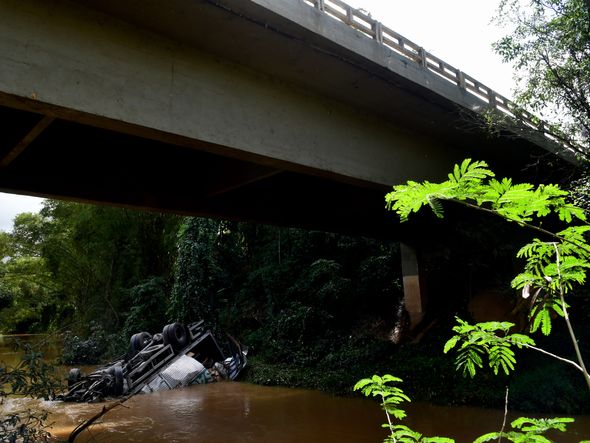 Homem morre após caminhão cair em rio na BR 101, em Fundão. Gilberto Alves tinha 30 anos e trabalhava como motorista de caminhão de uma rede de supermercados. por Fernando Madeira