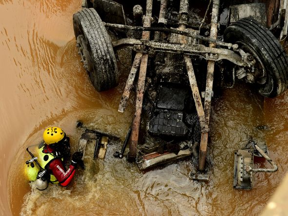 Homem morre após caminhão cair em rio na BR 101, em Fundão. Gilberto Alves tinha 30 anos e trabalhava como motorista de caminhão de uma rede de supermercados. por Fernando Madeira