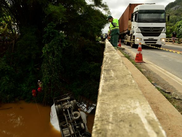 Homem morre após caminhão cair em rio na BR 101, em Fundão. Gilberto Alves tinha 30 anos e trabalhava como motorista de caminhão de uma rede de supermercados. por Fernando Madeira