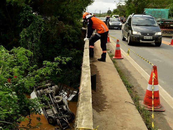 Homem morre após caminhão cair em rio na BR 101, em Fundão. Gilberto Alves tinha 30 anos e trabalhava como motorista de caminhão de uma rede de supermercados. por Fernando Madeira