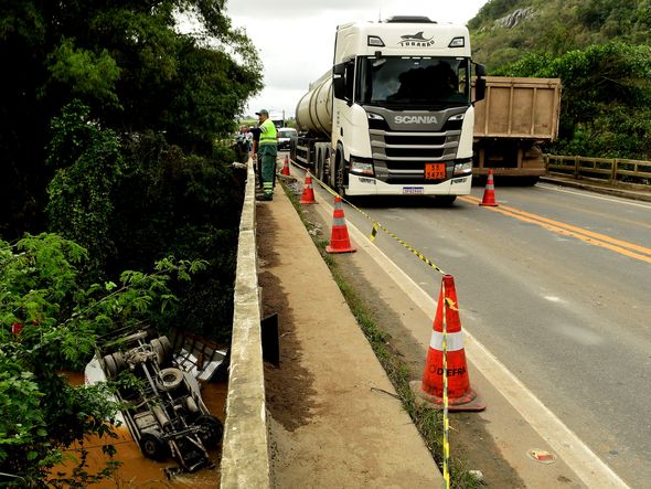 Homem morre após caminhão cair em rio na BR 101, em Fundão. Gilberto Alves tinha 30 anos e trabalhava como motorista de caminhão de uma rede de supermercados. por Fernando Madeira