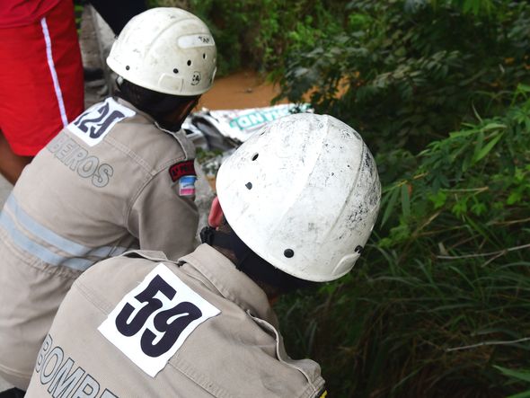 Homem morre após caminhão cair em rio na BR 101, em Fundão. Gilberto Alves tinha 30 anos e trabalhava como motorista de caminhão de uma rede de supermercados. por Fernando Madeira