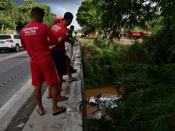 Homem morre após caminhão cair em rio na BR 101, em Fundão. Gilberto Alves tinha 30 anos e trabalhava como motorista de caminhão de uma rede de supermercados. por Fernando Madeira