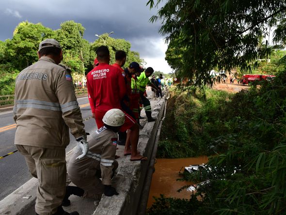 Homem morre após caminhão cair em rio na BR 101, em Fundão. Gilberto Alves tinha 30 anos e trabalhava como motorista de caminhão de uma rede de supermercados. por Fernando Madeira