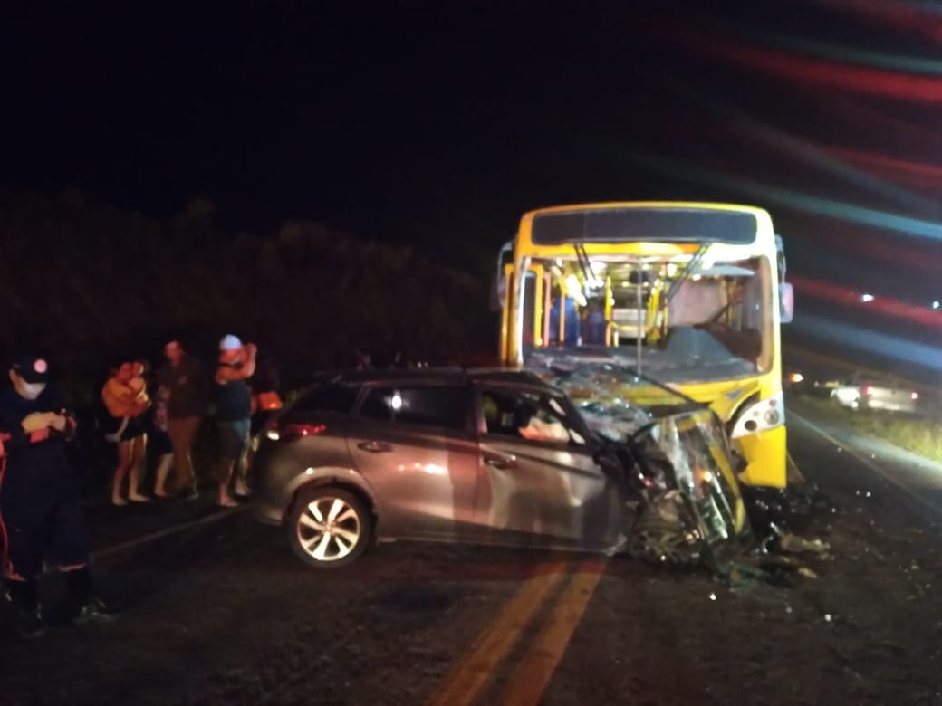 Imagem - Motorista morre em acidente entre carro e ônibus em Marataízes