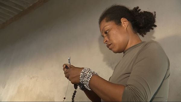 Danila cria peças de artesanato que é uma atividade passada por gerações