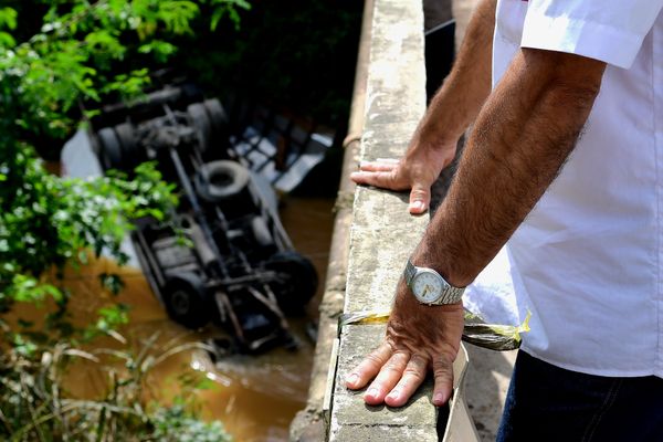 Homem morre após caminhão cair em rio na BR 101, em Fundão