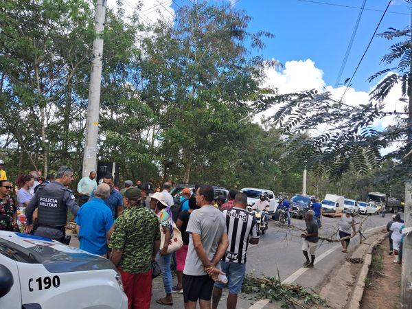 Protesto na estrada que dá acesso à Rio Bananal e Colatina