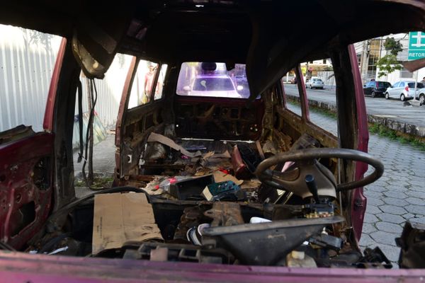 Van foi depenada por suspeitos em Bento Ferreira por Ricardo Medeiros