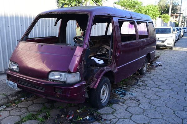 Van foi depenada por suspeitos em Bento Ferreira por Ricardo Medeiros