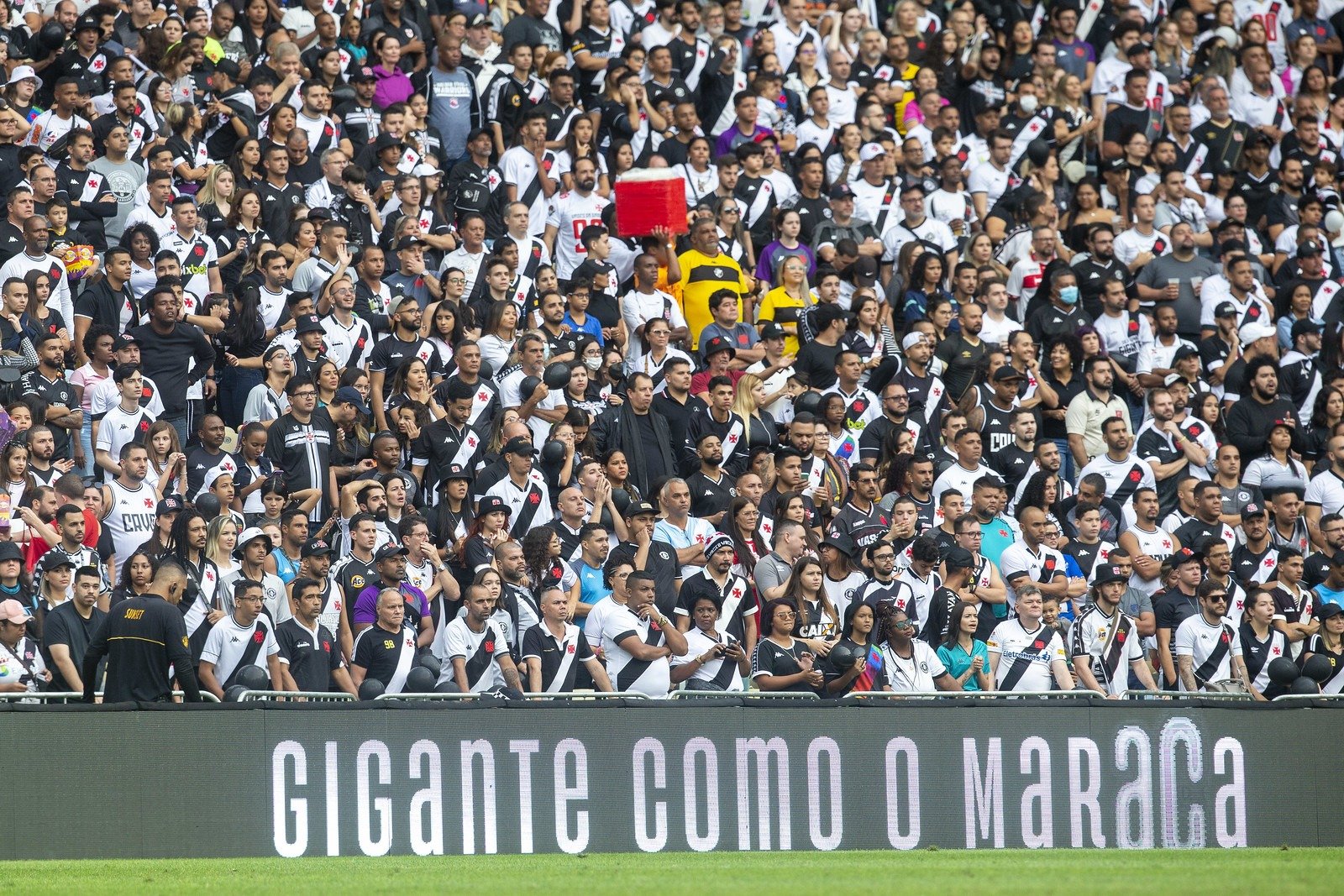 Ele foi ídolo jogando, agora foi eleito presidente do Vasco e a torcida  celebrou