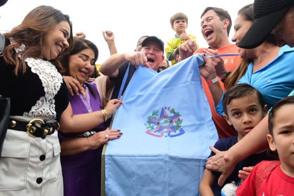 Ao lado de lideranças políticas, governador Renato Casagrande e prefeito de Vila Velha, Arnaldinho Borgo, comemoram a inauguração da estação da Prainha por Ricardo Medeiros