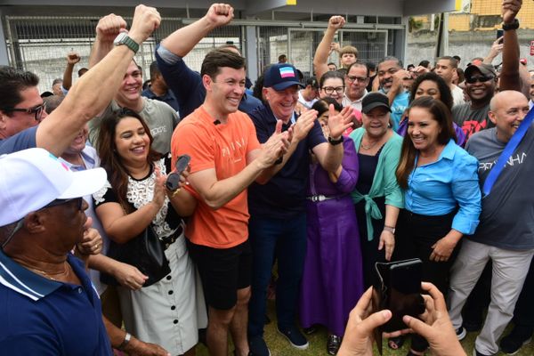 Governador Casagrande comemora ao lado do prefeito de Vila Velha, Arnaldinho Borgo, e outras lideranças políticas, a inauguração da estação da Prainha, em Vila Velha por Ricardo Medeiros