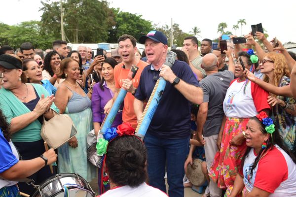 Governador Renato Casagrande e prefeito de Vila Velha, Arnaldinho Borgo, tocam casaca durante cerimônia de inauguração ocorreu na estação da Prainha, em Vila Velha por Ricardo Medeiros