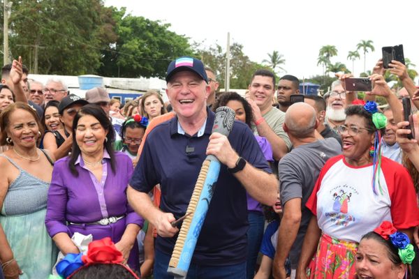 Governador Renato Casagrande toca casaca durante cerimônia de inauguração ocorreu na estação da Prainha, em Vila Velha por Ricardo Medeiros