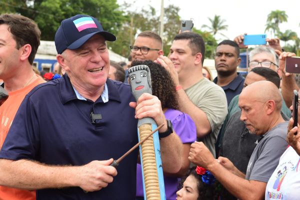 Governador Renato Casagrande toca casaca durante cerimônia de inauguração ocorreu na estação da Prainha, em Vila Velha por Ricardo Medeiros