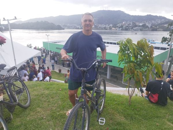 Mario Nunes Balestrero aguardando inauguração do Aquaviário por Maria Fernanda Conti