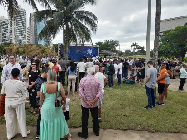 Moradores aguardam chegada de barco na Praça do Papa