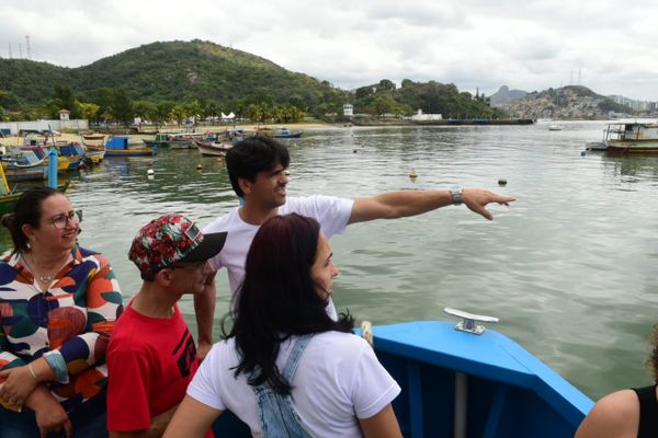 Passageiros apreciam a paisagem durante trajeto do aquaviário por Ricardo Medeiros