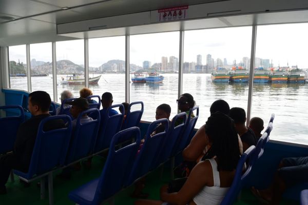 Passageiros aproveitam a primeira viagem no aquaviário por Ricardo Medeiros