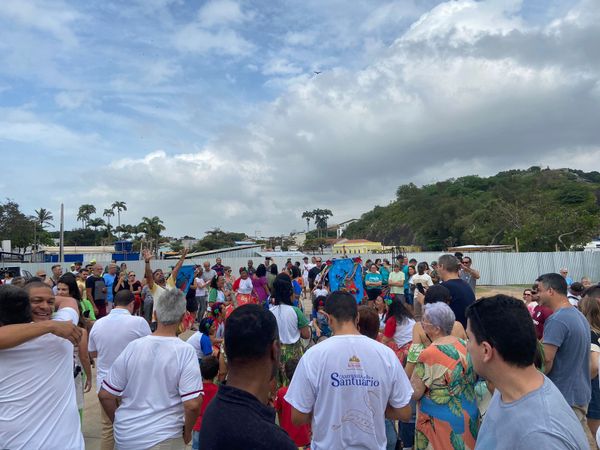 Pessoas esperam na Prainha, em Vila Velha, chegada do aquaviário por João Brito