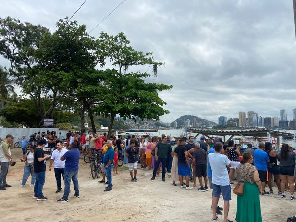Pessoas esperam na Prainha, em Vila Velha, chegada do aquaviário por João Brito