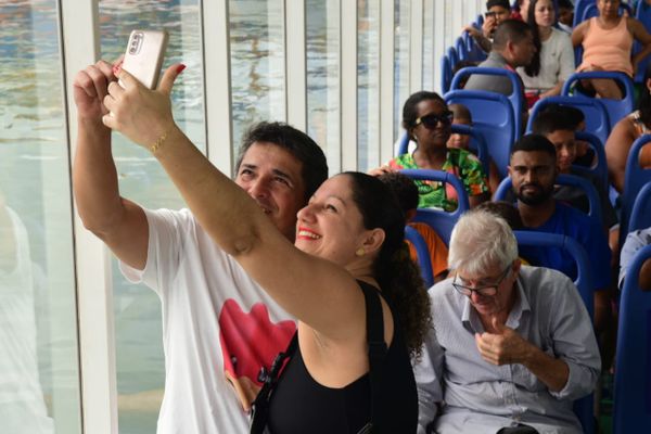Passageiros aproveitam e tiram fotos no novo aquaviário em Vila Velha por Ricardo Medeiros