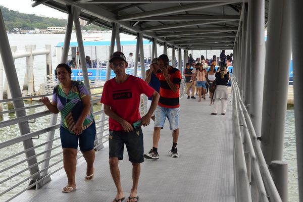 Passageiros fazendo o trajeto de inauguração da Prainha até a Praça do Papa, Vitória por Ricardo Medeiros