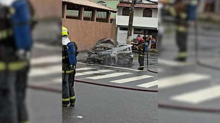 Veículos estava em Barcelona, quando começou o incêndio. O Corpo de Bombeiros foi acionado
