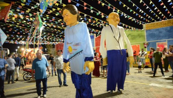 Bonecos gigantes animaram o arraiá Cola Colá, em Colatina