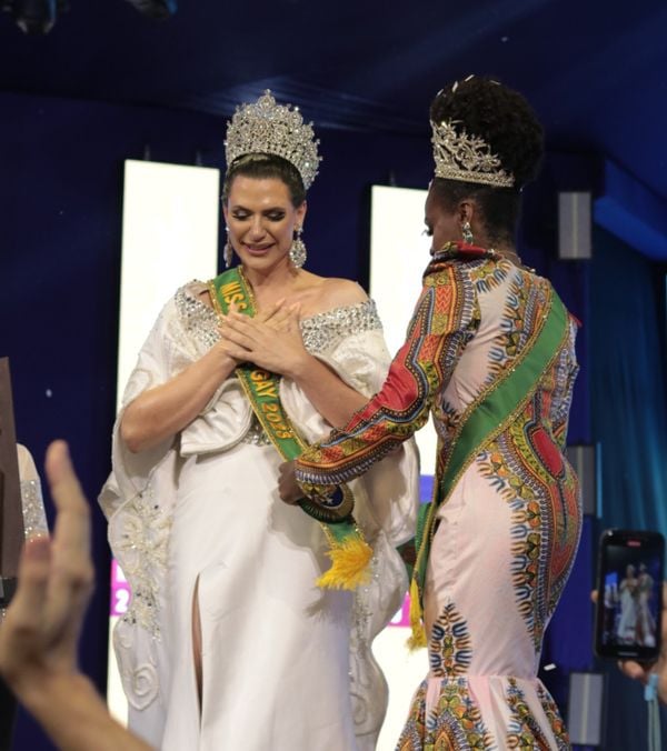 Muriel recebeu a faixa de Miss Brasil Gay 2023 das mãos da vencedora do concurso no ano passado, Letícia Valentinni