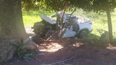 Colisão ocorreu no km 39 da BR 259, no trecho de Baunilha, na tarde desta terça-feira (22); vítimas são o motorista e um passageiro de uma Fiat Toro