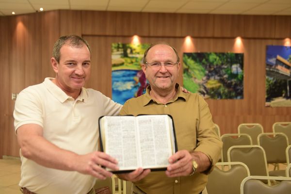 Volodymyr Kravchenko (direita), pastor ucraniano na cidade de Cherkassy e  Iurii Efanov, pastor russo na cidade de Vladivostok. Pastores da Russia e da Ucrânia vieram visitar a Maranata aqui no ES