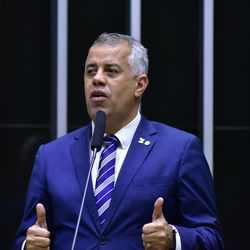Projeto autoriza parlamentares a exercerem atividades relacionadas ao mandato de forma remota, mesmo estando fora do Brasil, como é o caso do filho do ex-presidente