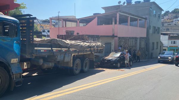 Caminhão atinge casa e carro em Cachoeiro de Itapemirim