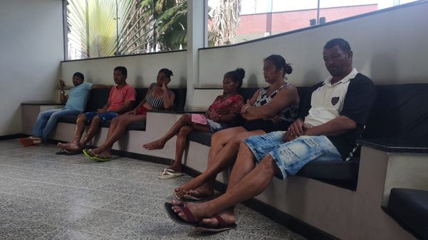 Familiares esperando por informações na prefeitura de Sooretama