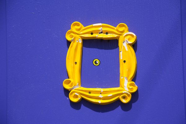 Moldura amarela na porta roxa: símbolo da série Friends