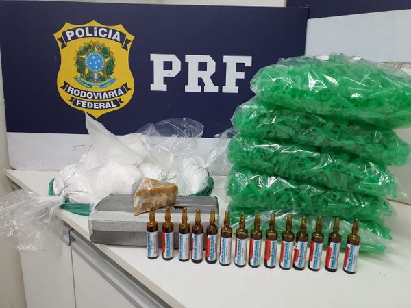 Mulher é presa levando crack, cocaína e fentanil para o namorado no ES por Divulgação/PRF