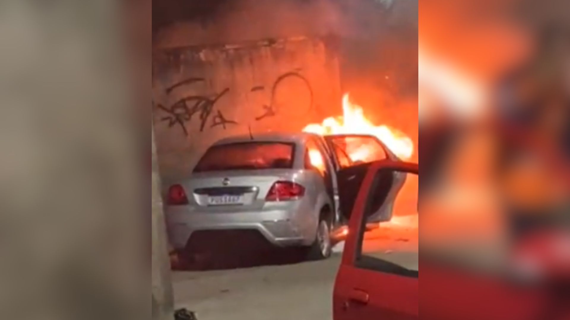Imagens mostram o Fiat Linea em chamas, enquanto um adolescente de 15 anos está deitado no chão; menor é suspeito de ter participado do crime, mas foi liberado pela polícia