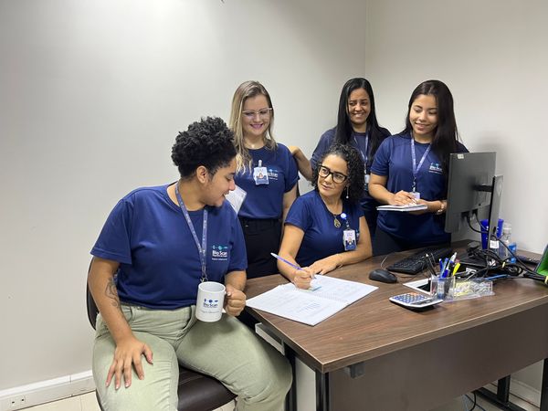 Colaboradores da equipe de Faturamento (Coordenação de Faturamento no centro, Alessandra Farias, em pé no meio, Taitiana Miranda) e Financeiro (Maristela, na ponta esquerda) na Unidade Bio Scan Campo Grande
