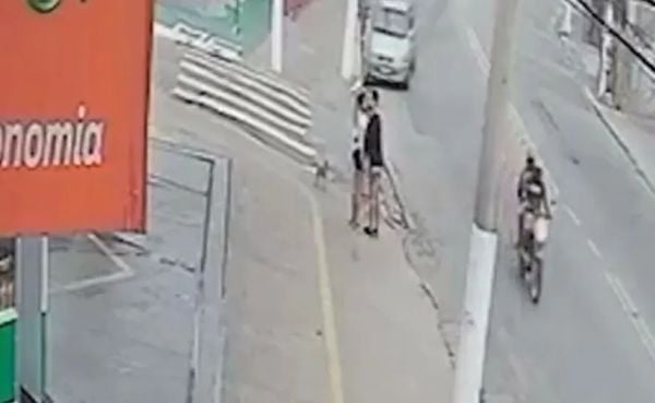 Imagens de câmeras de segurança mostram o momento em que o casal foi atingido, durante beijo