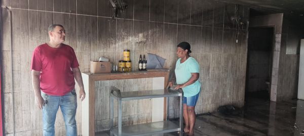 Incêndio atingiu restaurante na Serafim Derenzi, em Vitória por Roberto Pratti