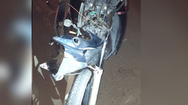 Moto envolvida em acidente com bicicleta na BR 101, em São Mateus